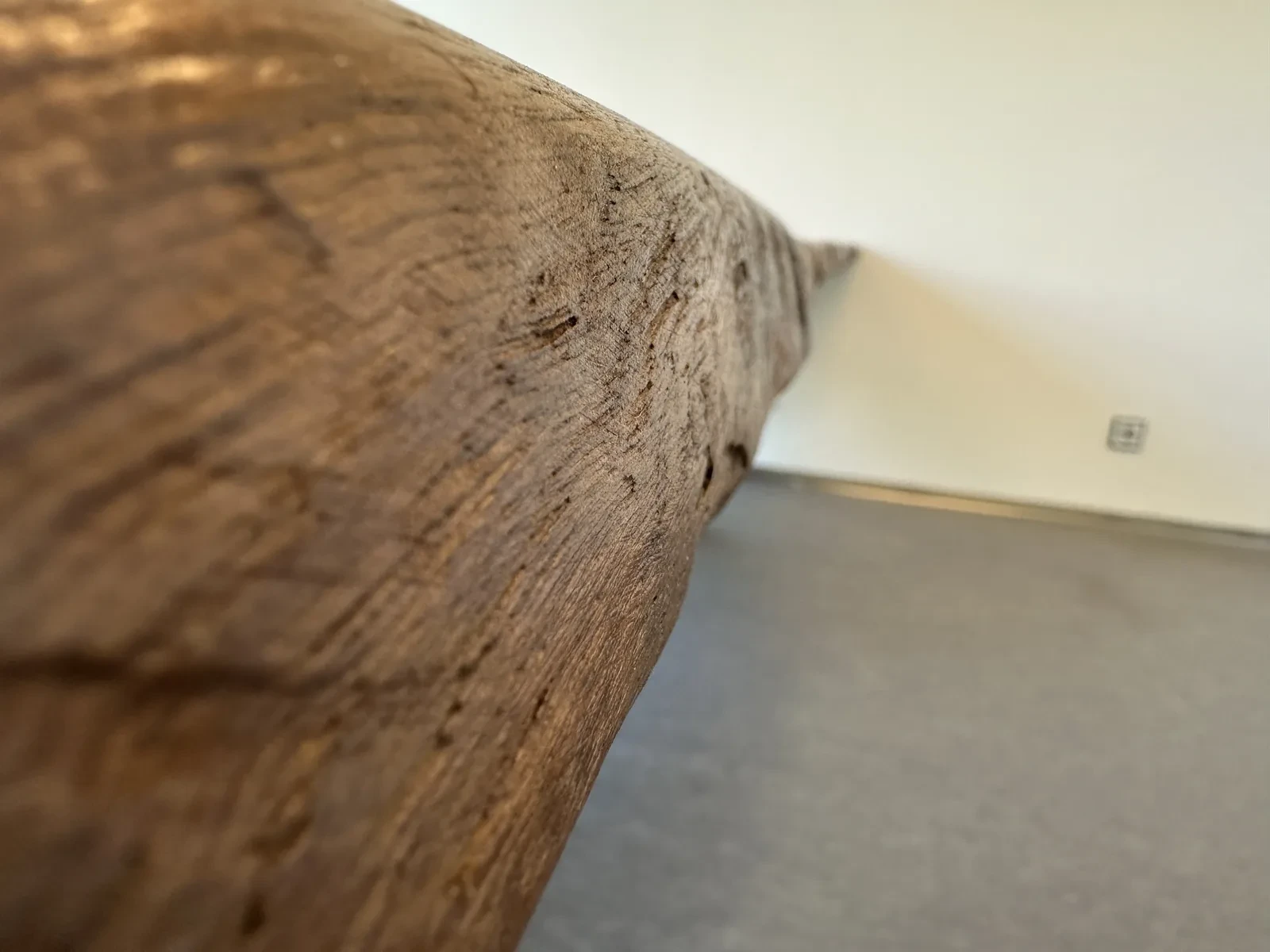 Detail masivní dubové desky stolu na míru s přírodní hranou