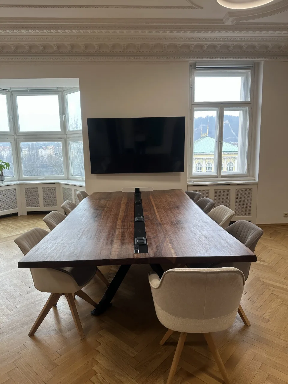 Náhled fotky 2: Konferenční stůl 300 – americký ořech, 300 × 150 × 75 cm, deska 5 cm