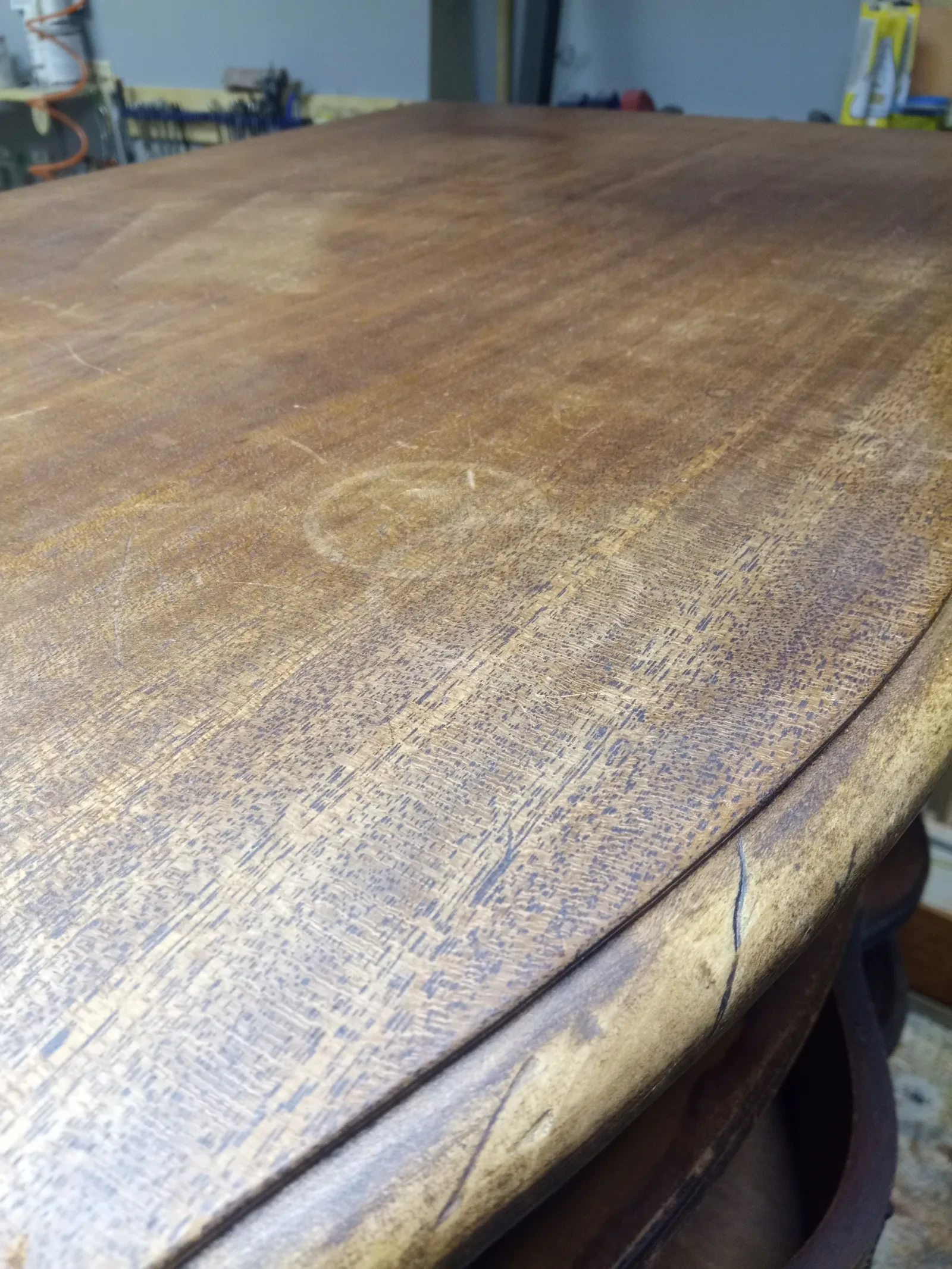Detail hrany komody před opravou