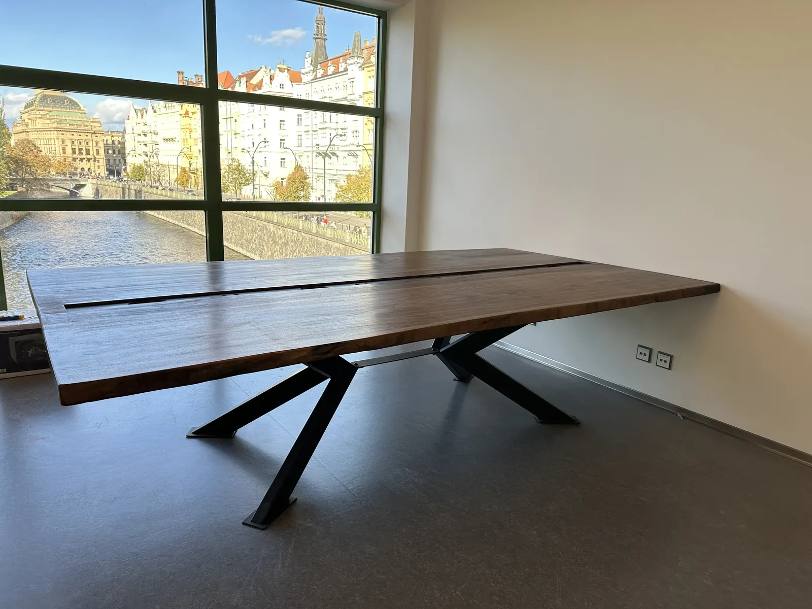 Jednací stůl na míru z masivu s ocelovou podnoží, realizace Praha